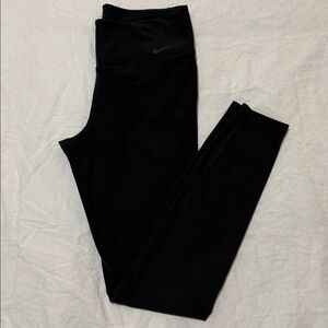 Nike Women’s Leggings
SIZE MEDIUM